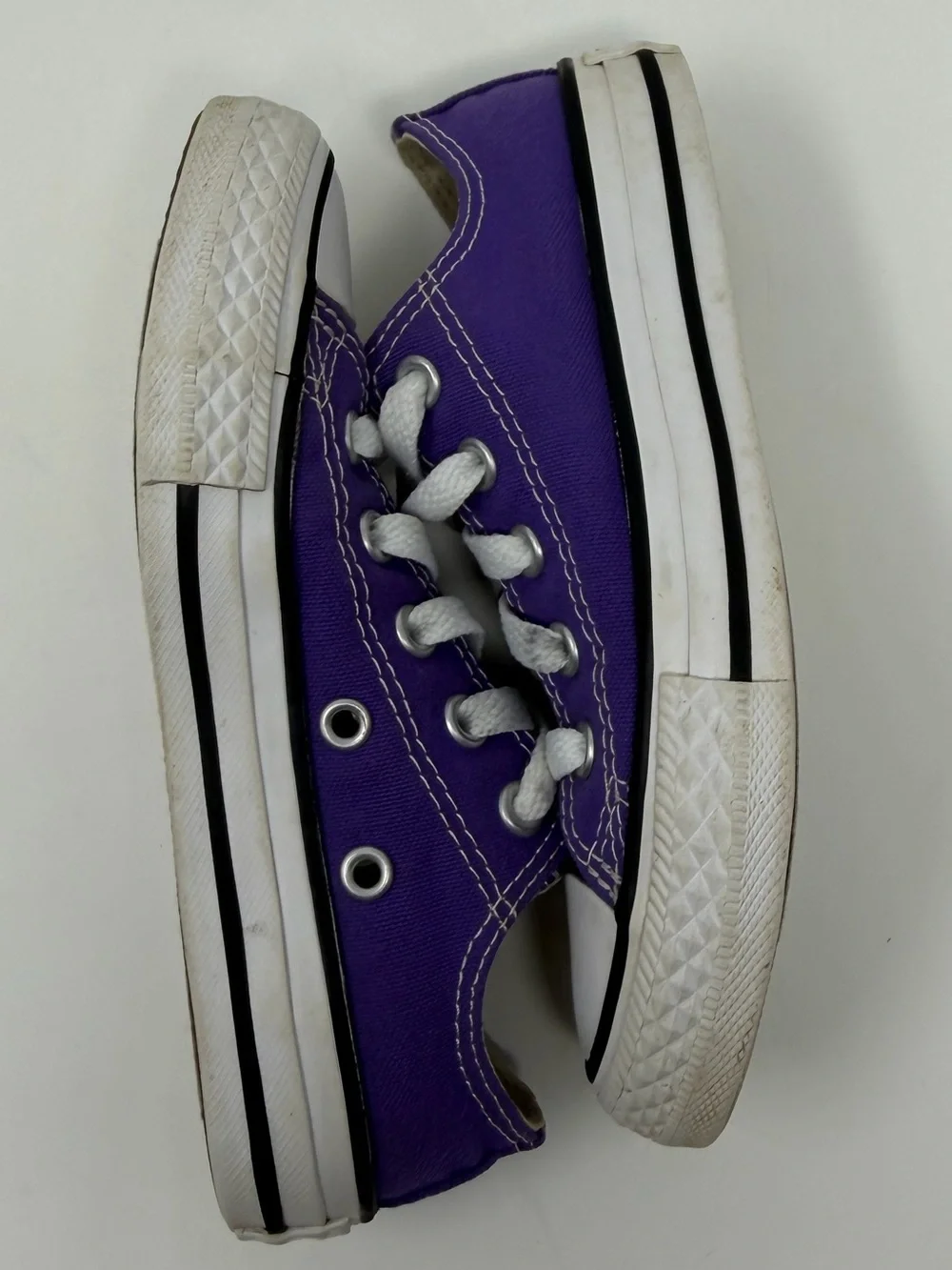 Kids Purple Low-Top Converse Canvas Sneakers with White Laces Sz.11